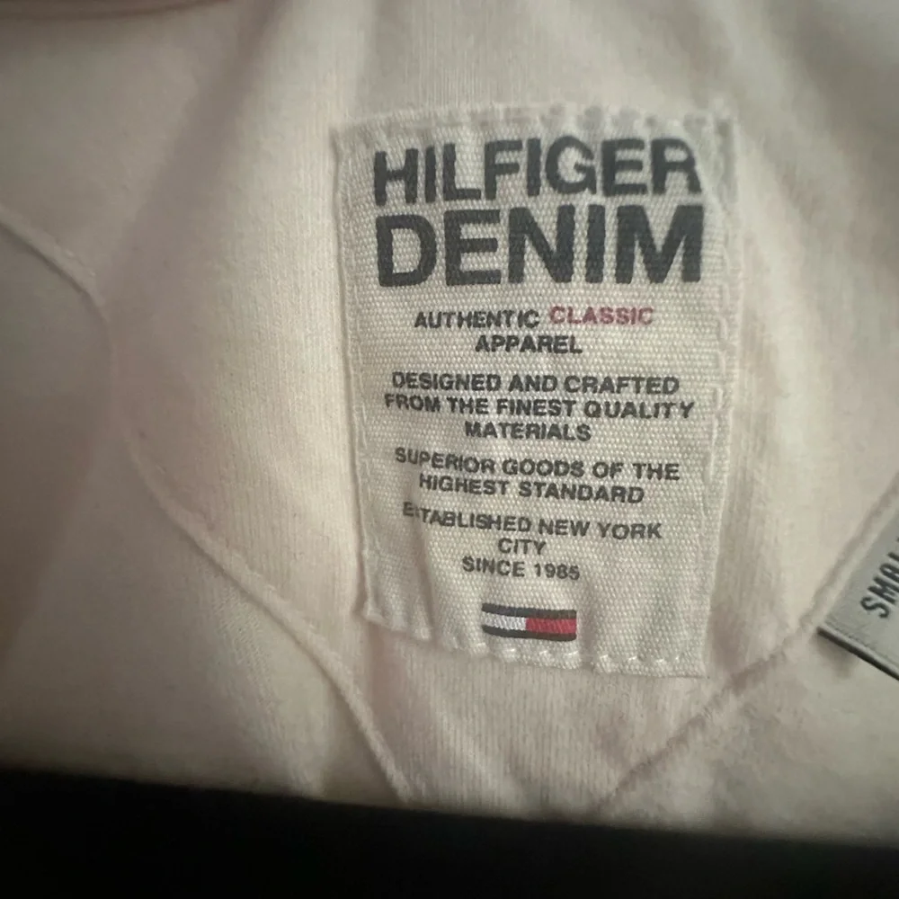 Hilfiger Denim Pink Graphic Tee Short Sleeve size Small - Picture 2 of 5